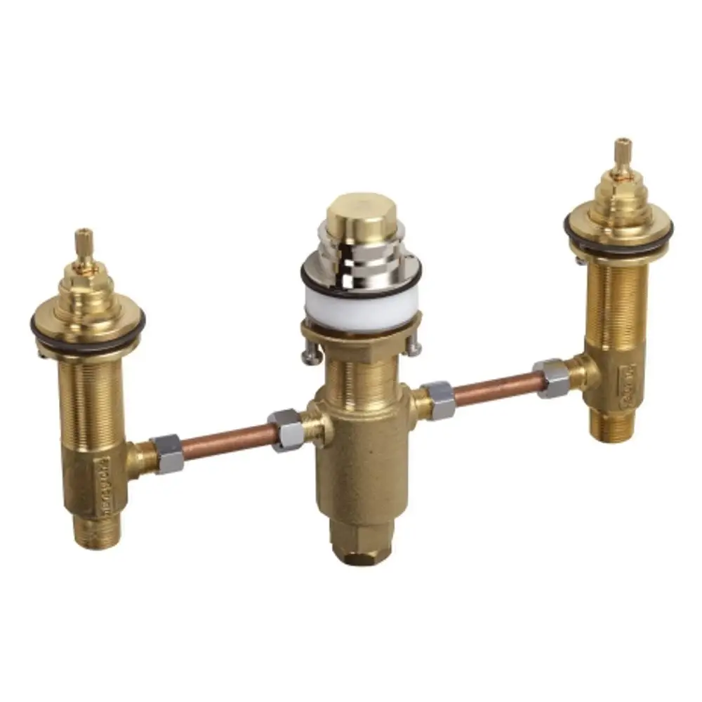 Brass Grundkörper mit drei Anschlusspunkten für eine Wannenrandarmatur, inklusive zwei Druckminderern, geeignet für die Installation von Hansgrohe Produkten.